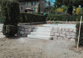 MUR EN PIERRE ET MARCHES PISCINE CHANTIER (42)